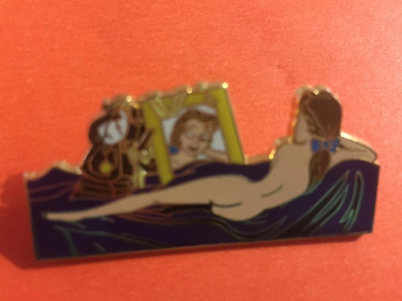 Raro pin de fantasía Belle y la Bestia sexy acostada en sofá Edición Limitada 100 ejemplares – photo 2